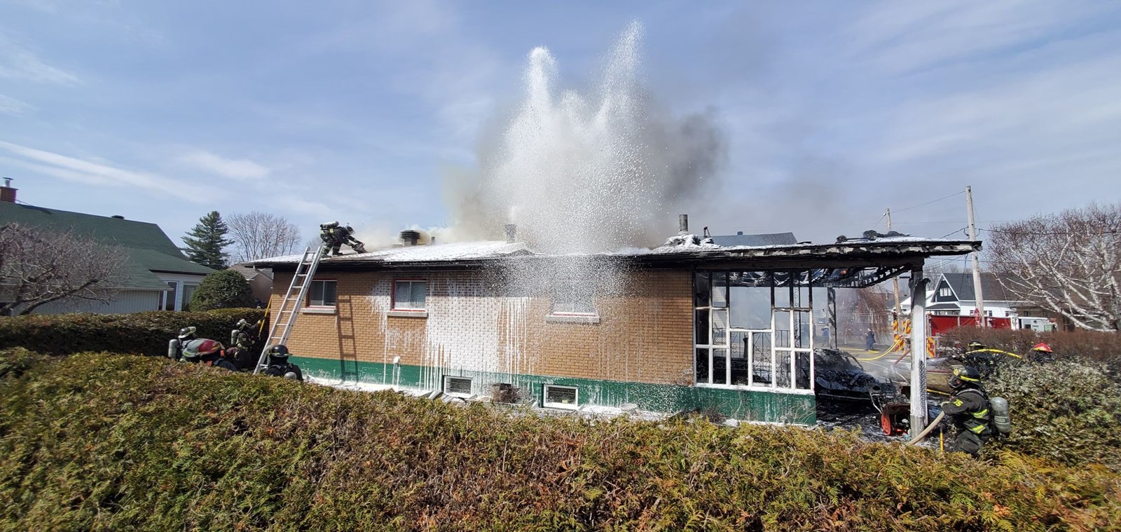 Une résidence gravement endommagée par les flammes