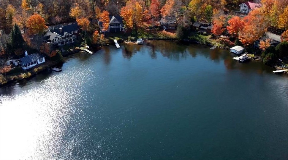 Normand DeLessard présente une vue aérienne du Lac-Poulin