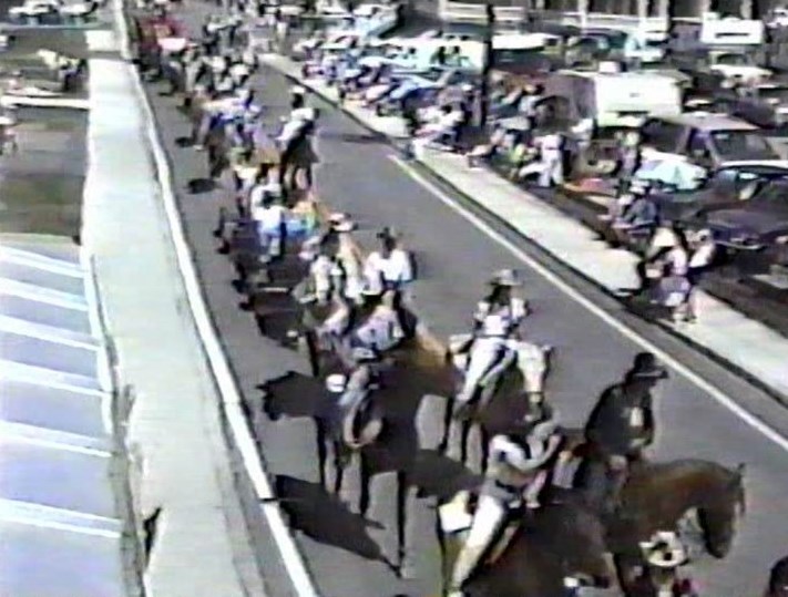 Normand DeLessard présente la parade du Festival Western de Saint-Victor en 1989