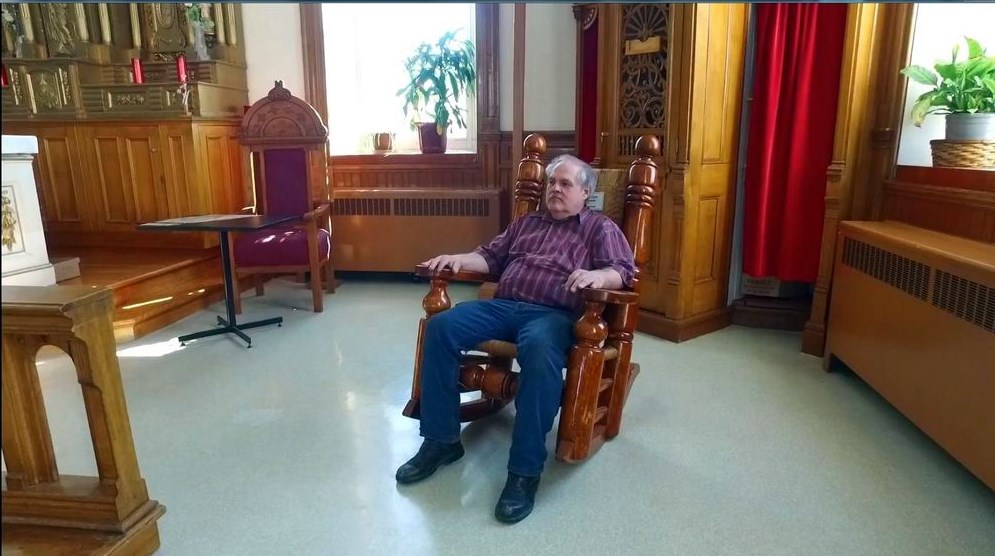 Normand DeLessard présente les souvenirs de la chaise berçante du curé Dionne