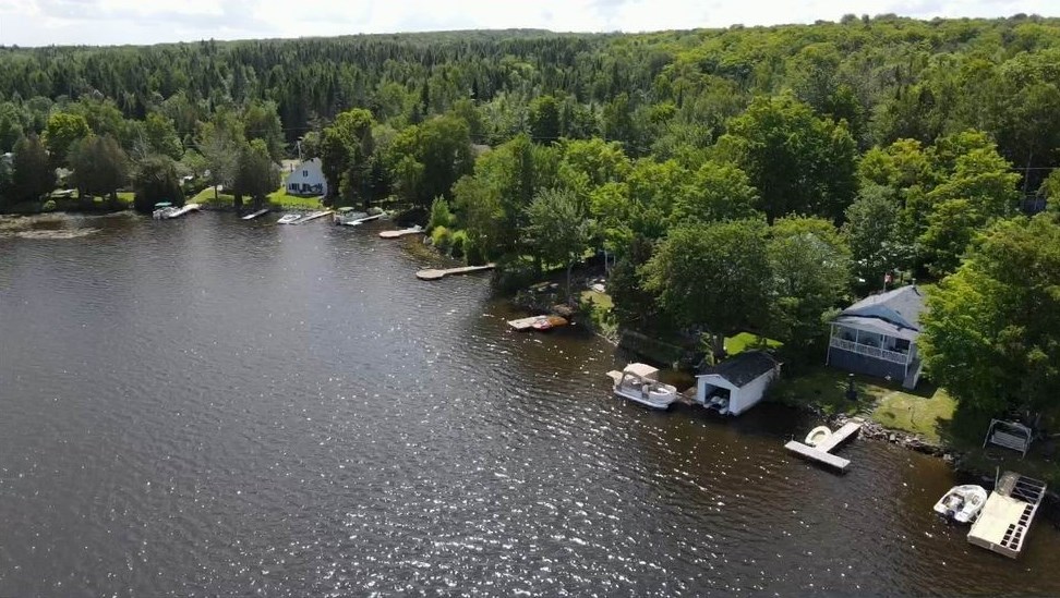 Normand DeLessard présente une vue aérienne du Lac des Abénaquis de Sainte-Aurélie