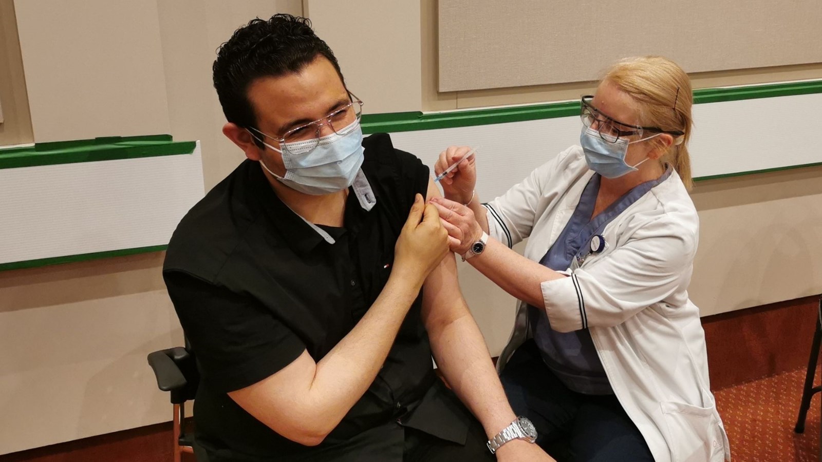 Une première dose de vaccin pour le député Samuel Poulin