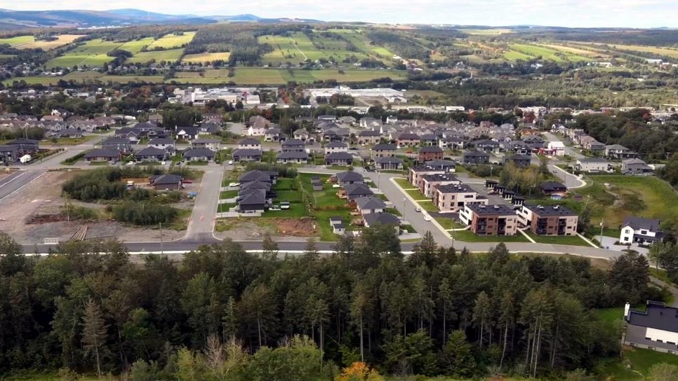 Normand DeLessard présente une vue aérienne de Sainte-Marie-de-Beauce