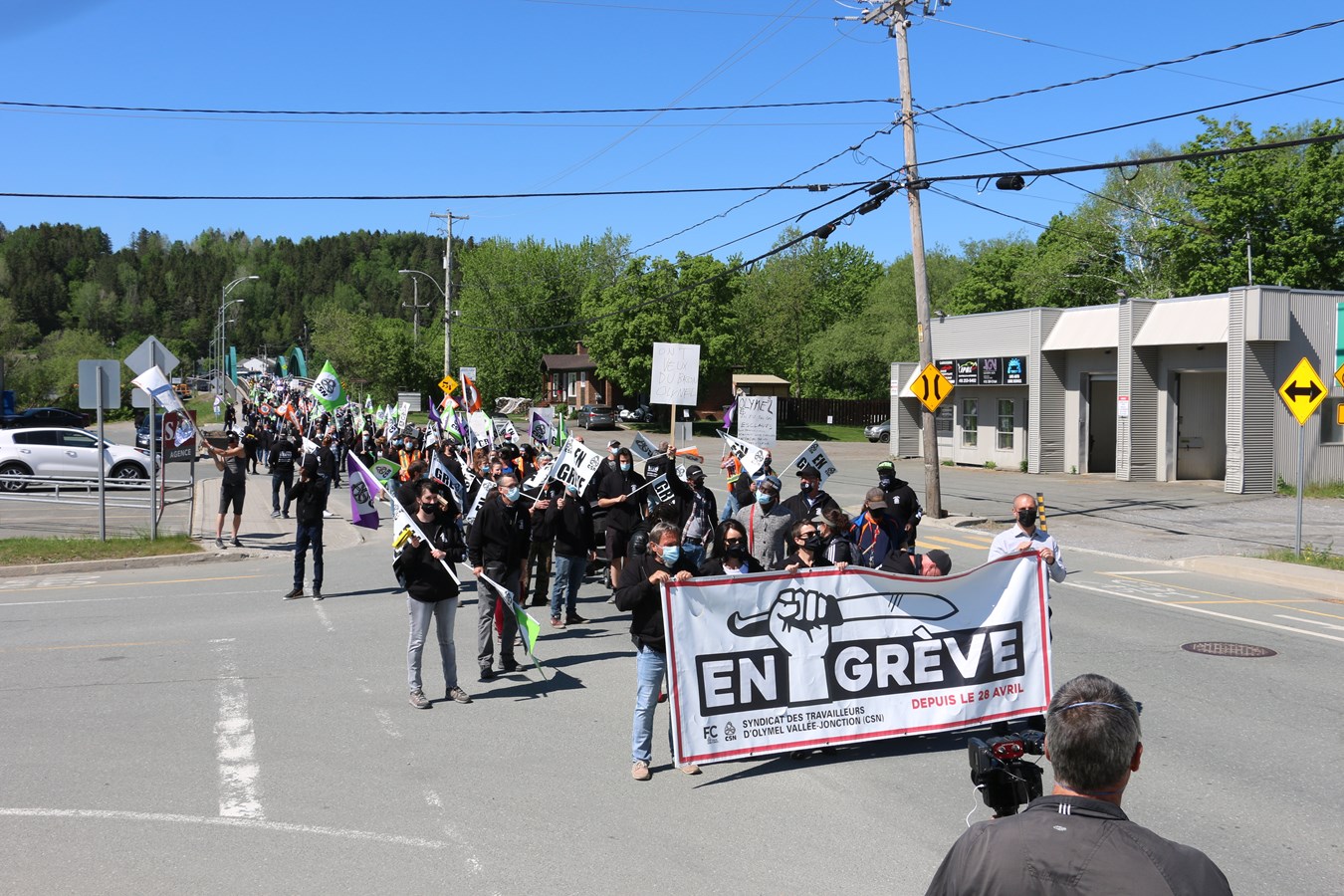 Les employés d'Olymel manifestent dans les rues de Vallée-Jonction