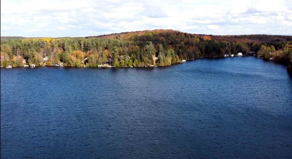 Normand DeLessard présente une vue aérienne du Lac-Raquette