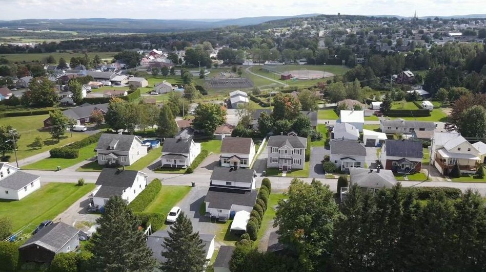 Normand DeLessard présente une vue aérienne d'East Broughton 