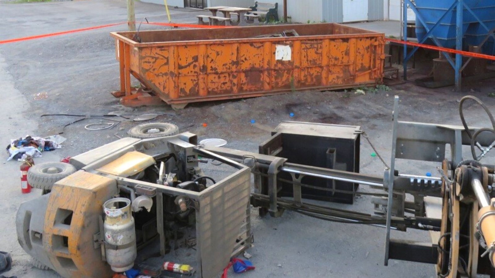 Le jeune employé n'avait pas l'âge légal pour conduire un chariot élévateur