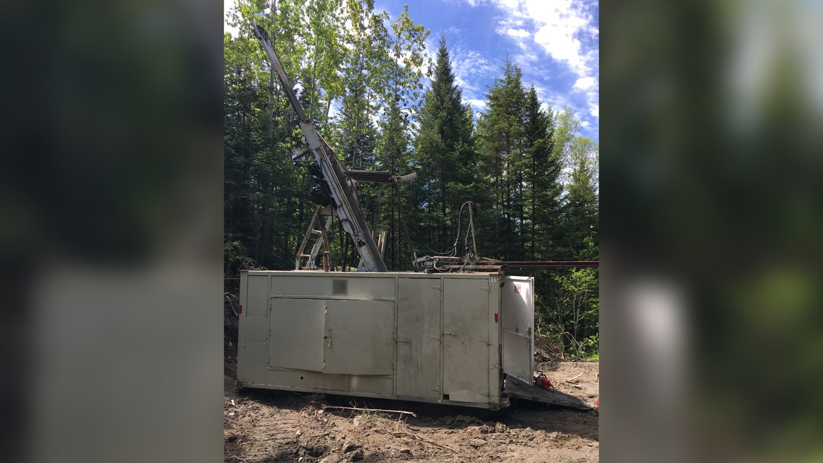 Champs D'or en Beauce débute le programme de forage pour évaluer les structures rocheuses contenant de l'or, les failles et le chenal d'or historique  