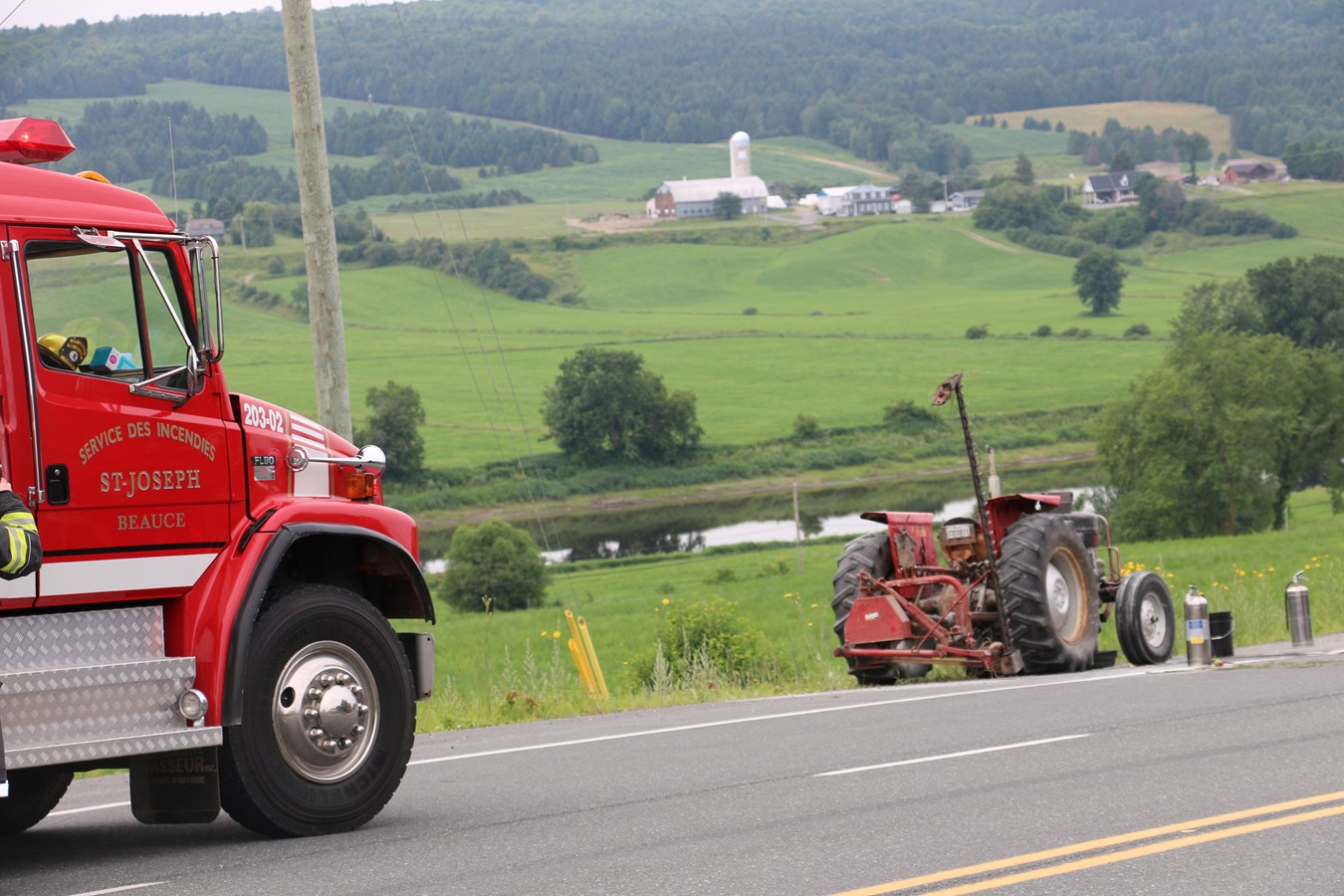 Feu de tracteur de ferme sur la 173