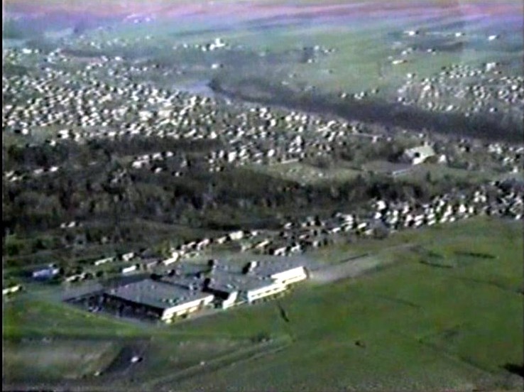 Normand DeLessard présente une vue aérienne de Saint-Georges en 1982