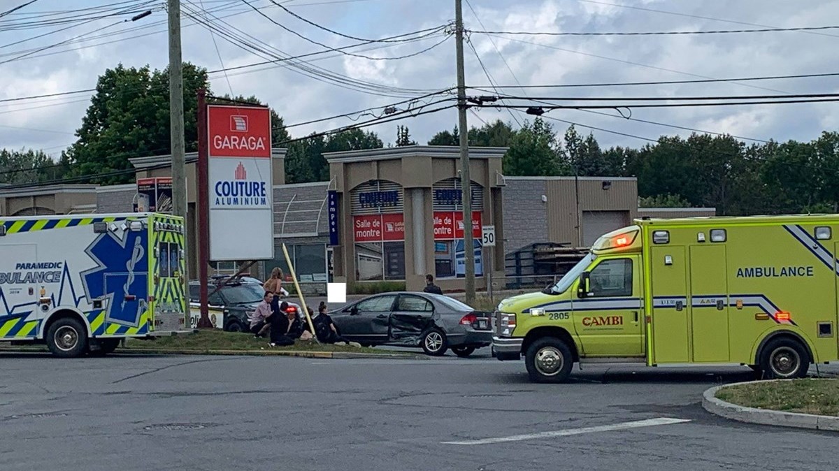 Deux véhicules entrent en collision sur le boulevard Dionne