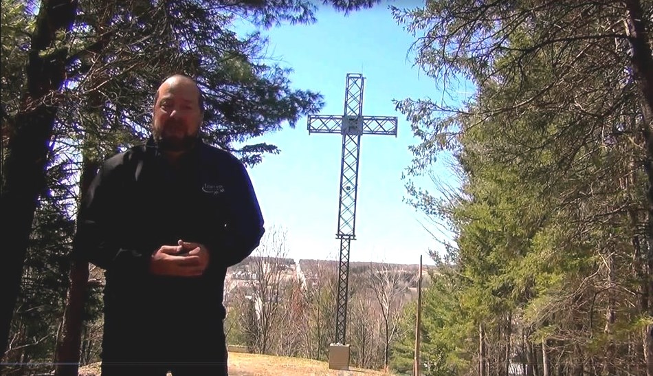 Normand DeLessard présente une vue aérienne de la croix de Beauceville