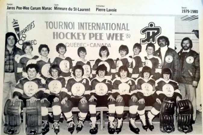 Normand DeLessard présente des souvenirs du hockey mineur à Saint-Georges