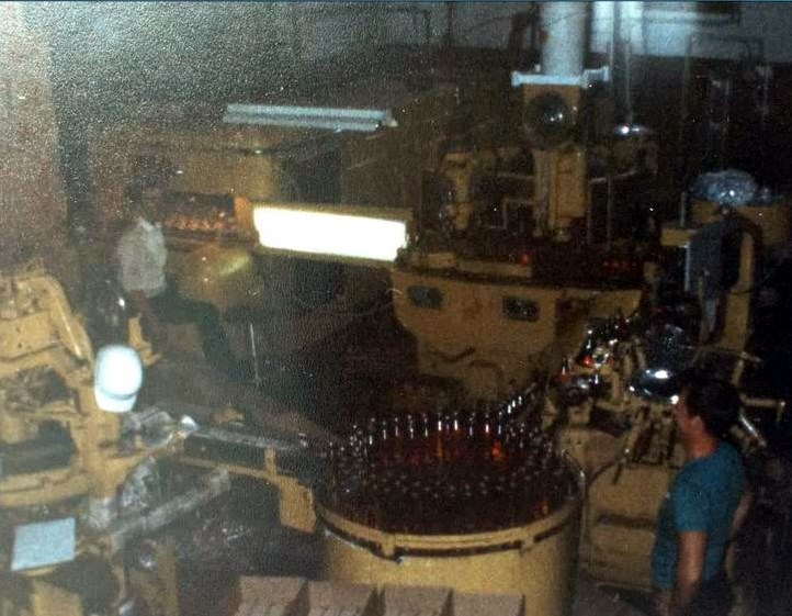 Normand DeLessard présente des souvenirs de liqueurs de Saint-Georges 