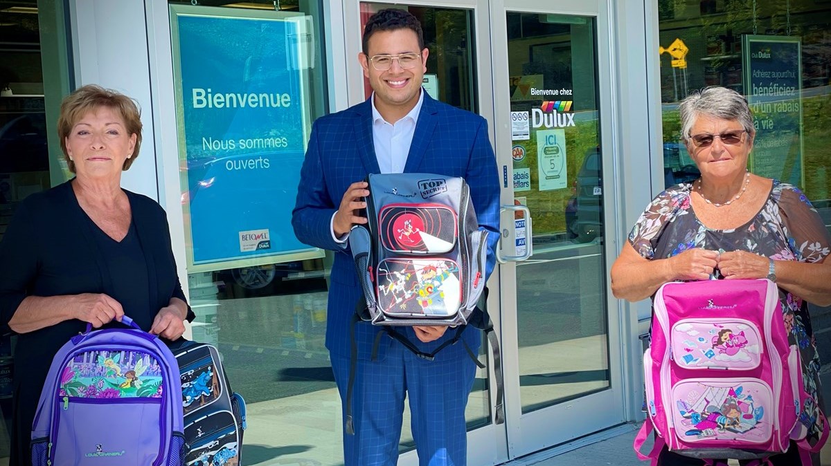 Samuel Poulin offre 100 sacs à dos pour des enfants défavorisés
