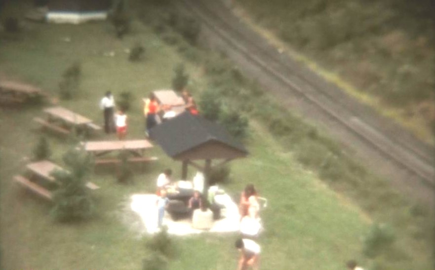 Normand DeLessard présente des souvenirs de pique-nique au pont couvert de Notre-Dame-des-Pins