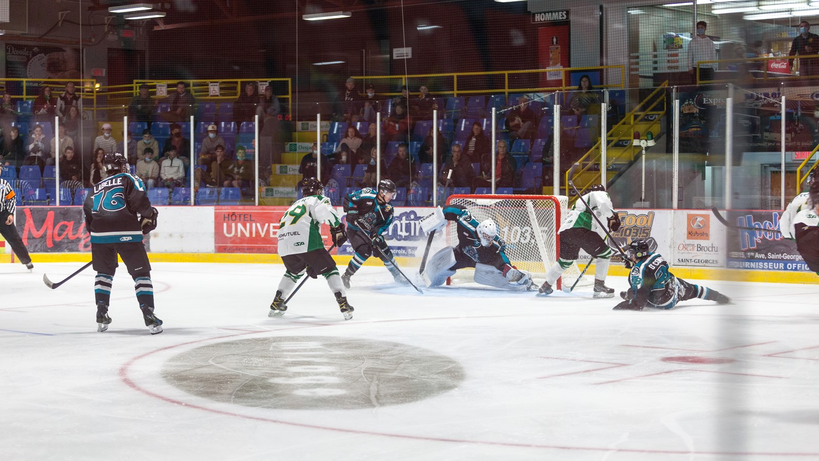 Une belle victoire pour le match inaugural des Condors hockey