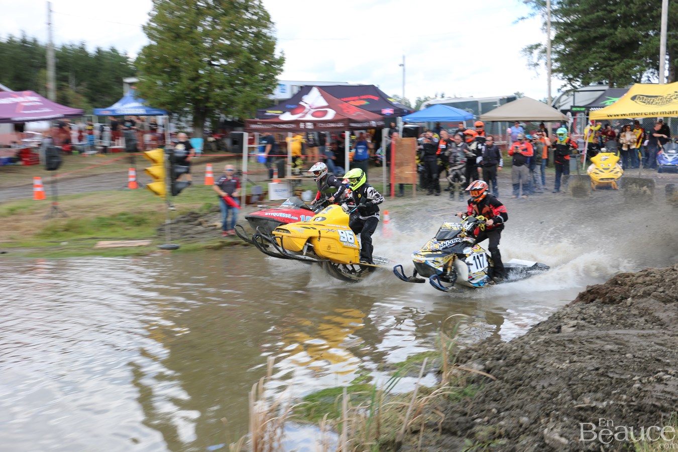 Motoneiges sur l'eau à Frampton: quelque 1 500 spectateurs 