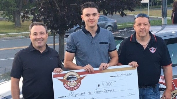 Un don de 4 000 $ à la polyvalente de Saint-Georges pour les élèves dans le besoin