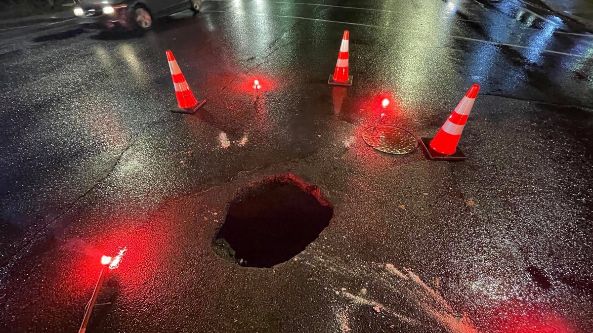 Un trou profond dans la 118e Rue à Saint-Georges