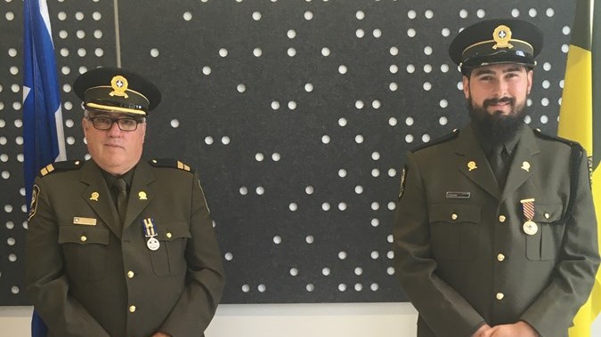 L'agent Fréderik Grenier reçoit une médaille pour action méritoire