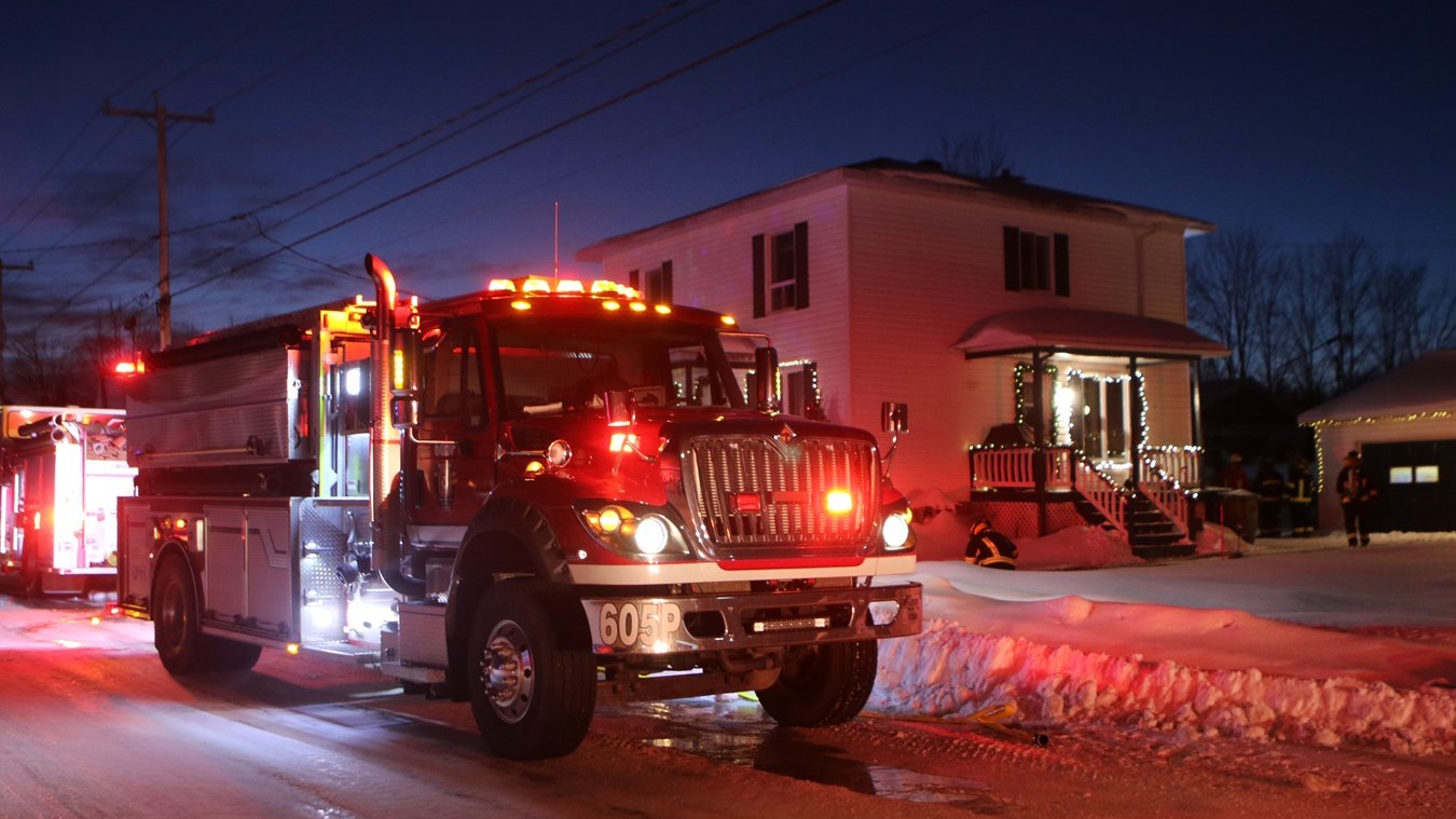 Un feu de cheminée dans une résidence de Tring-Jonction