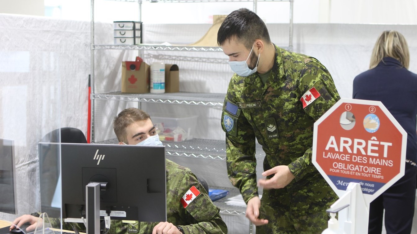 Une aide précieuse de la part des militaires au centre de vaccination de Saint-Georges