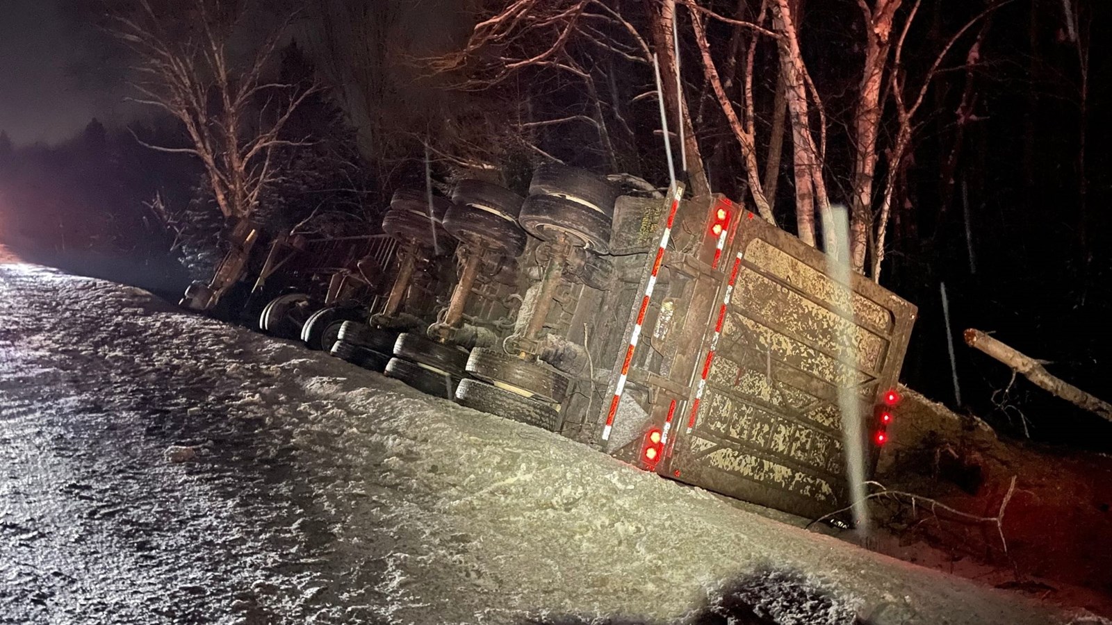 Camion remorque renversé sur la route 204