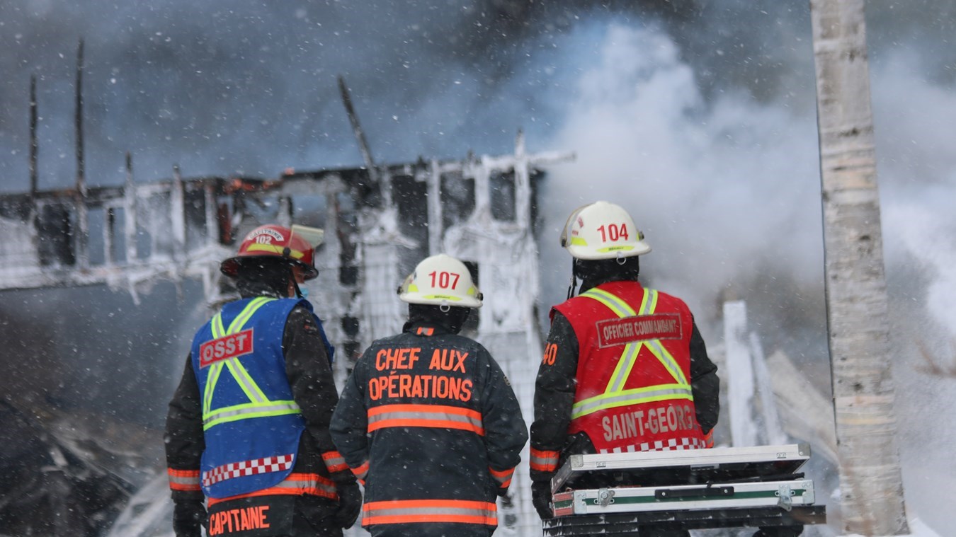 Un garage résidentiel réduit en cendre à Saint-Georges
