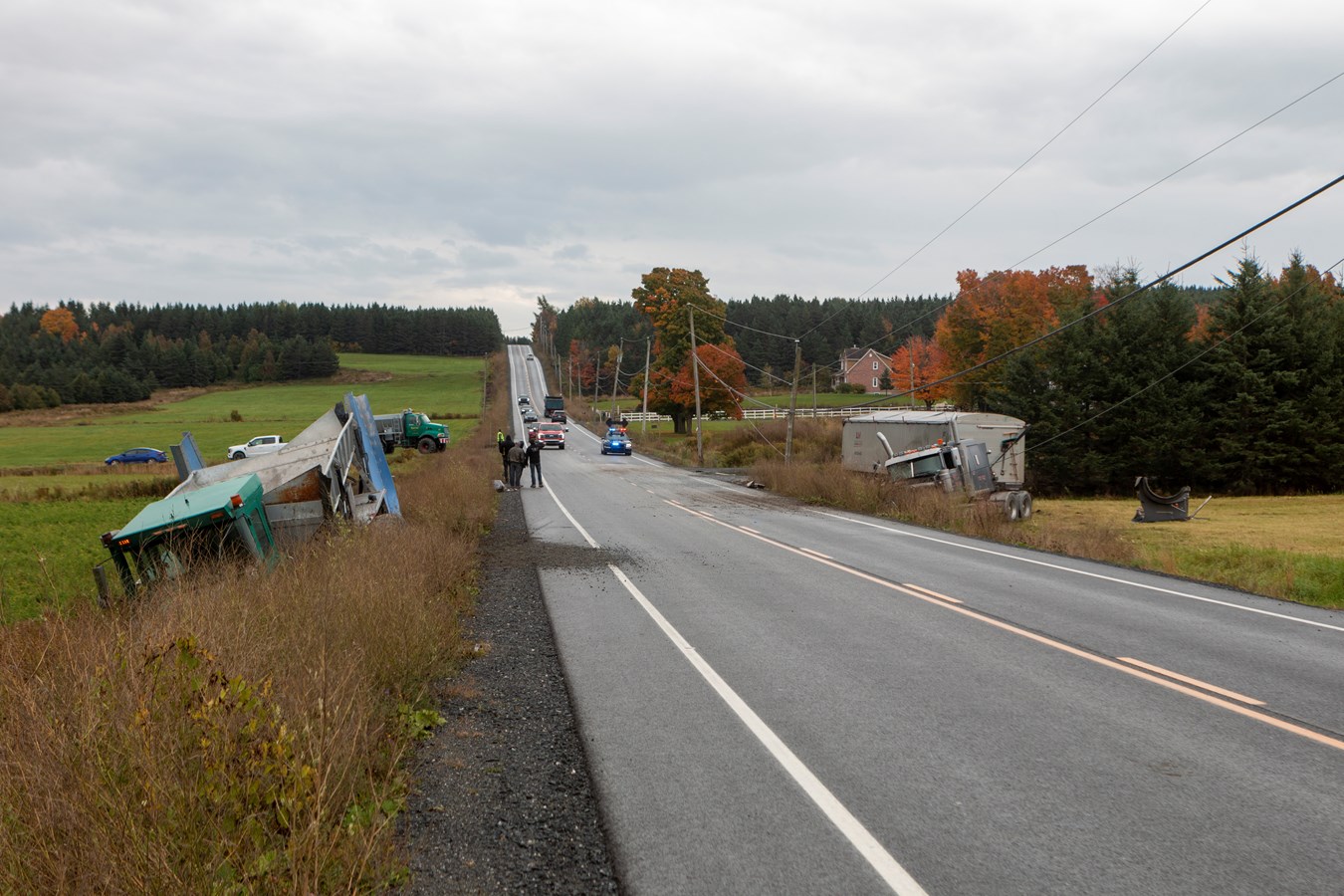 Un tracteur et un camion semi-remorque impliqué dans un accident