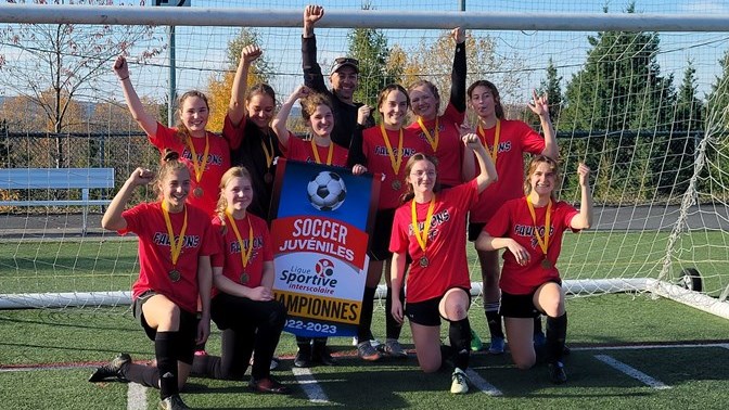 Deux équipes des Faucons sont championnes régionales en soccer