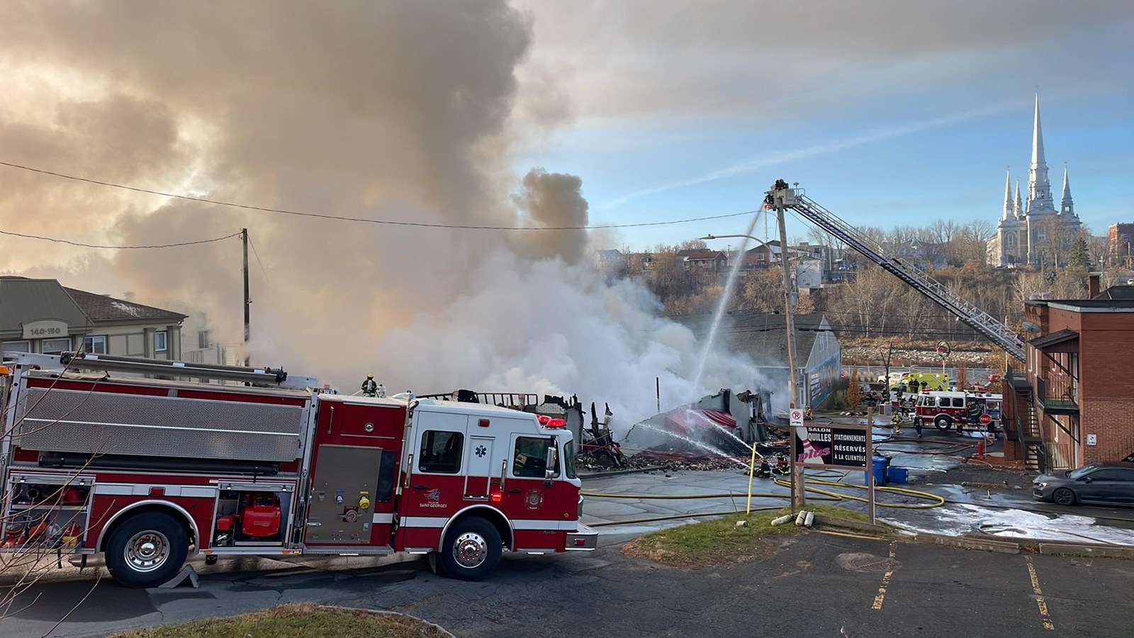 Feu à Saint-Georges: voyez le travail des pompiers en vidéo
