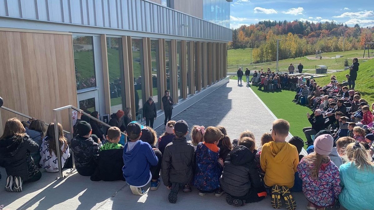 Une chanson pour la nouvelle école primaire de Scott