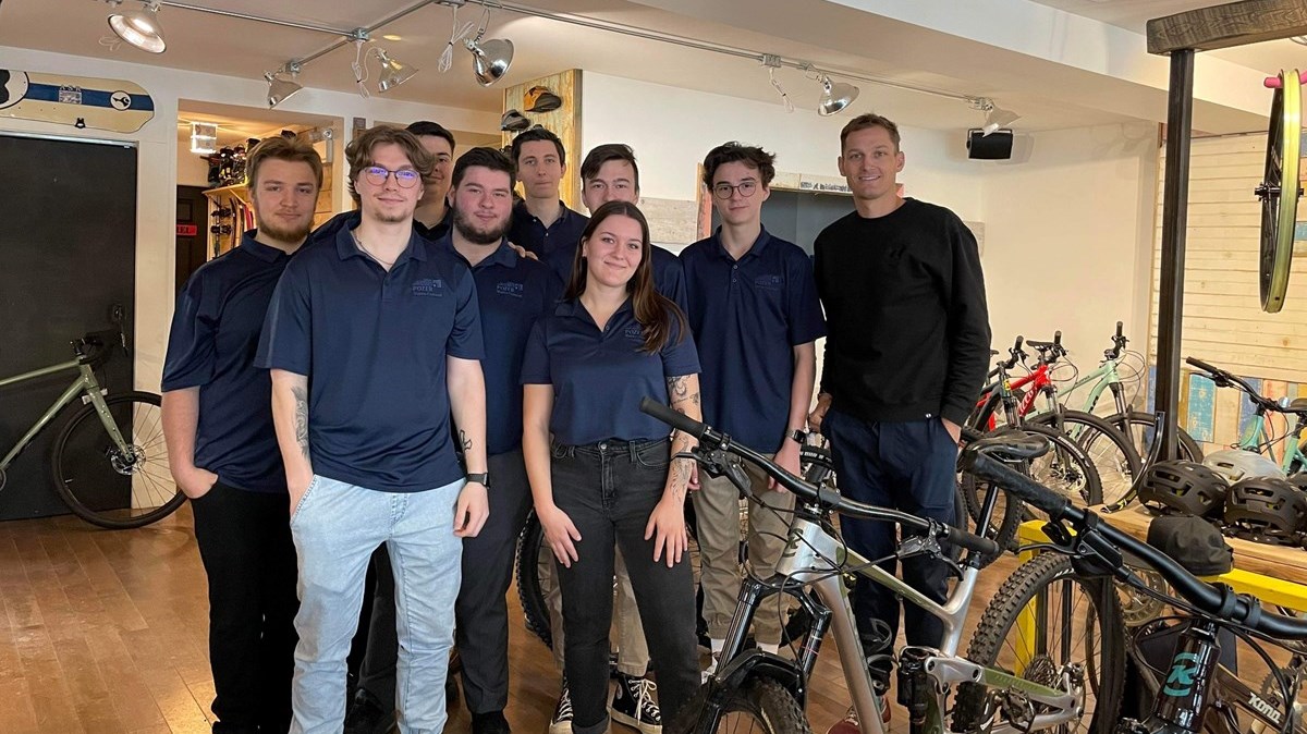 Des élèves du CFP Pozer s'exercent à la vente chez Joe Bicycles