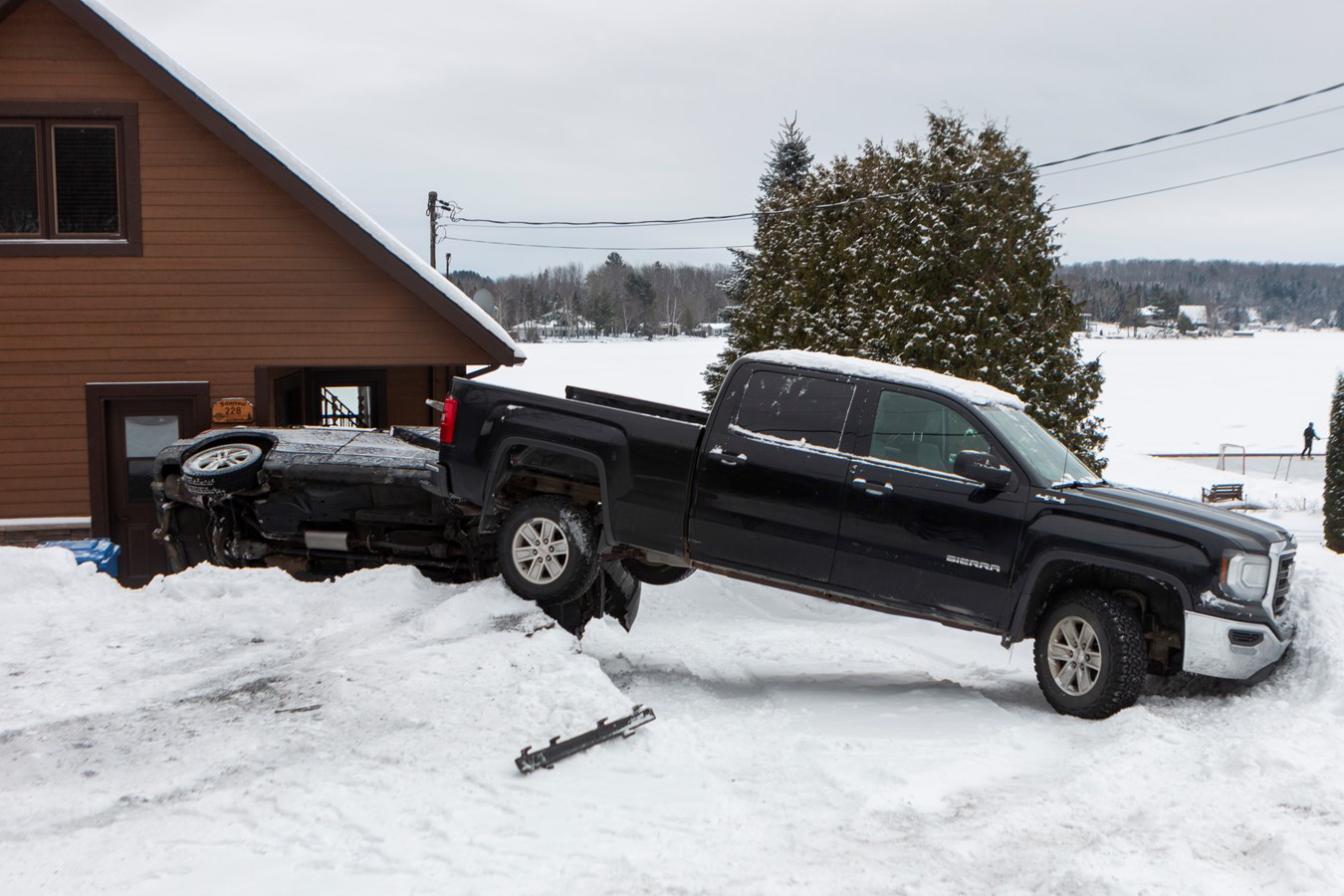 Un septuagénaire percute une maison avec un véhicule