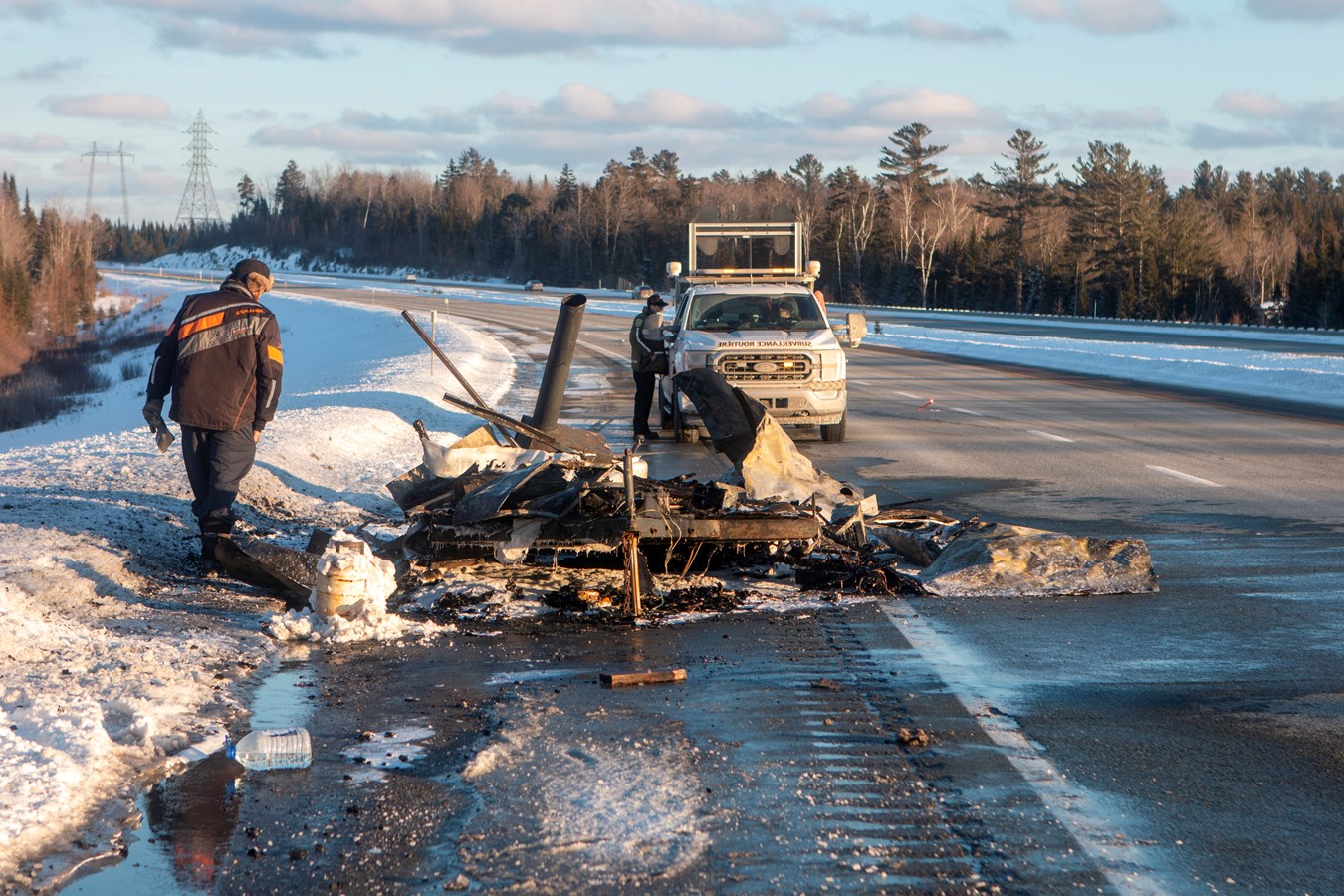 Feu de cabane à pêche... sur l'autoroute!