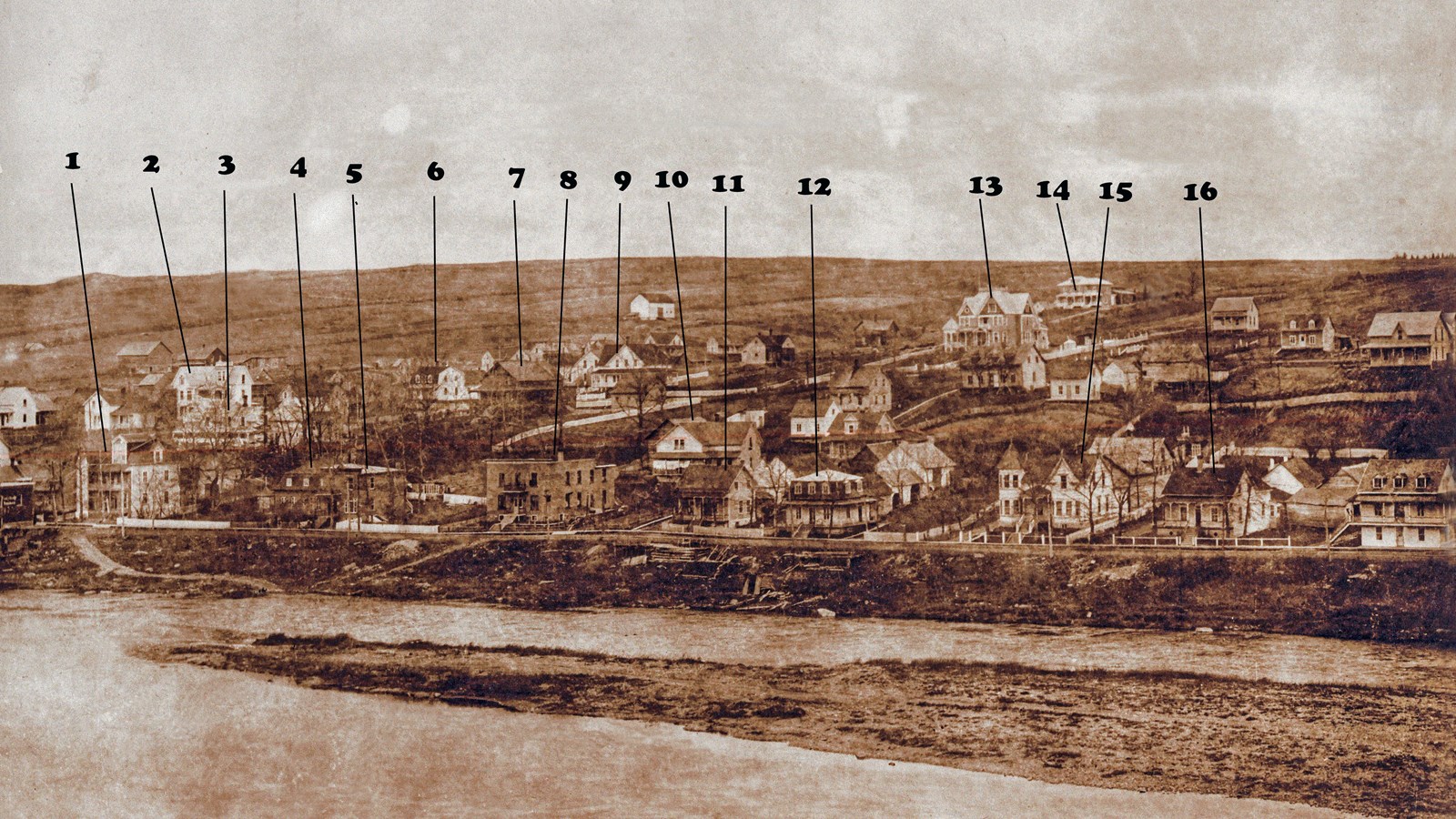 Vue de maisons anciennes de Saint-Georges vers 1920