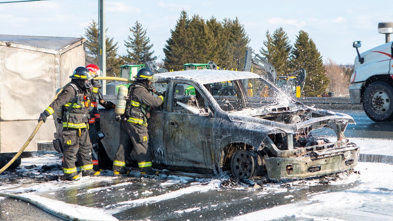 Un «pick-up» rasé par les flammes  