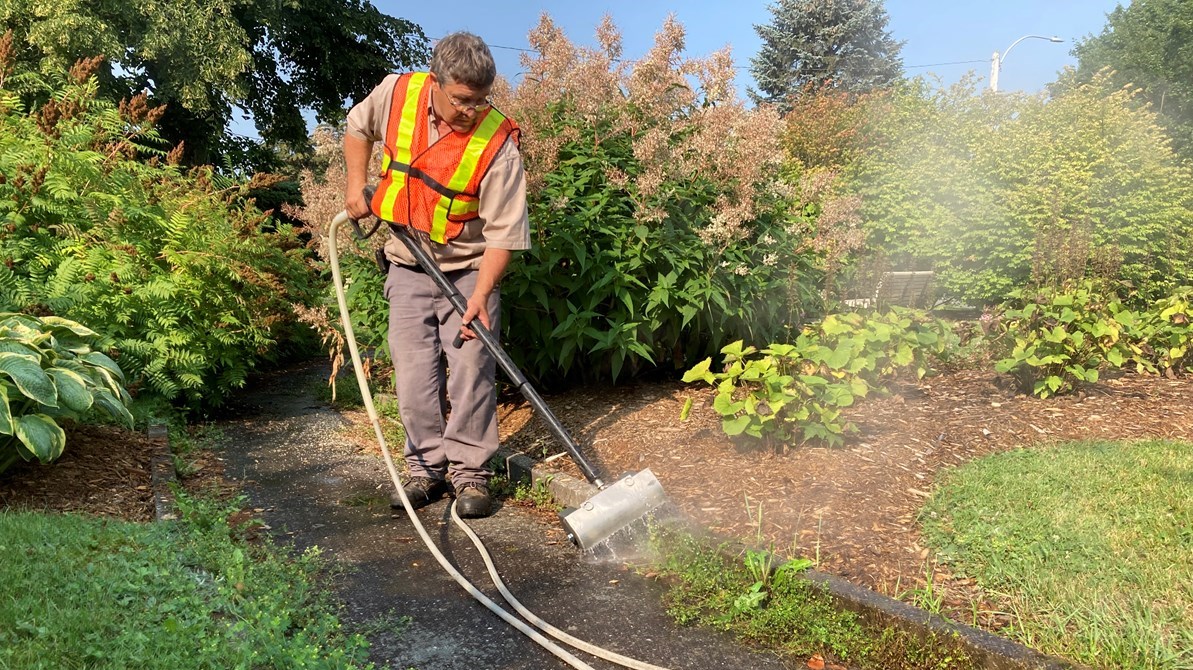 Saint-Georges adopte un procédé thermique environnemental pour désherber