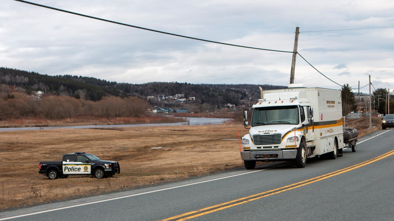 Véhicule dans la rivière: une personne serait à l'intérieur