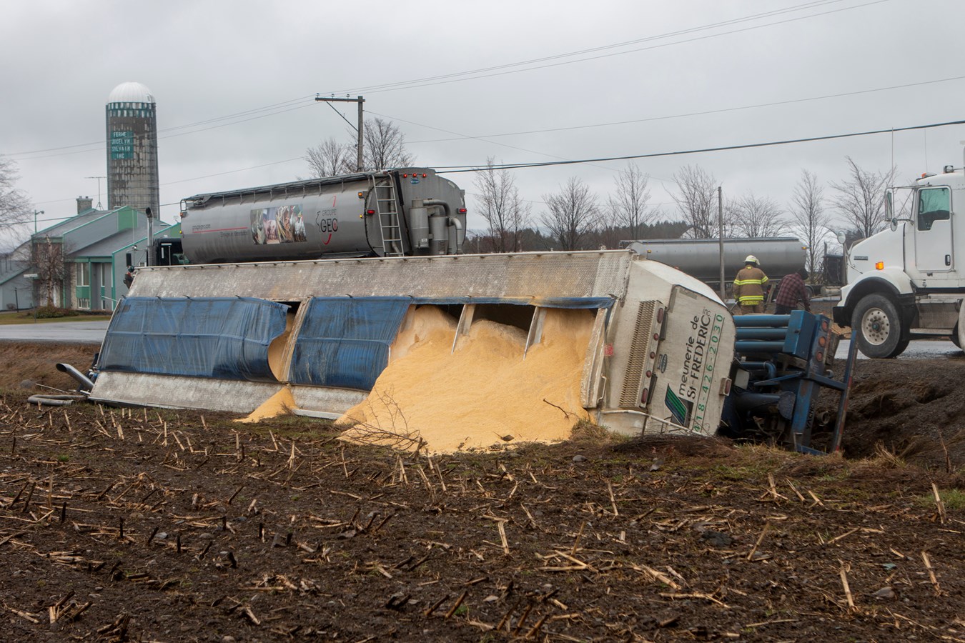 Un camion se renverse dans un fossé après une collision