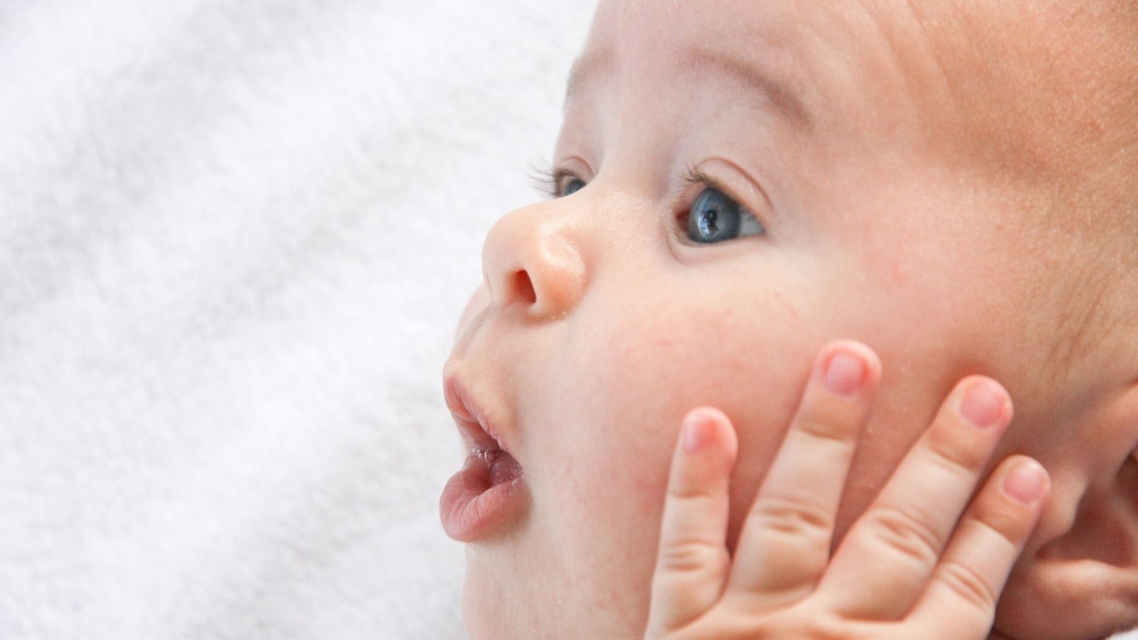 Bébés du Québec: critiques sur le faible pourcentage de détection de la surdité