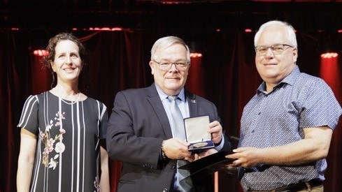 Mario Caron reçoit une médaille de l’Assemblée nationale