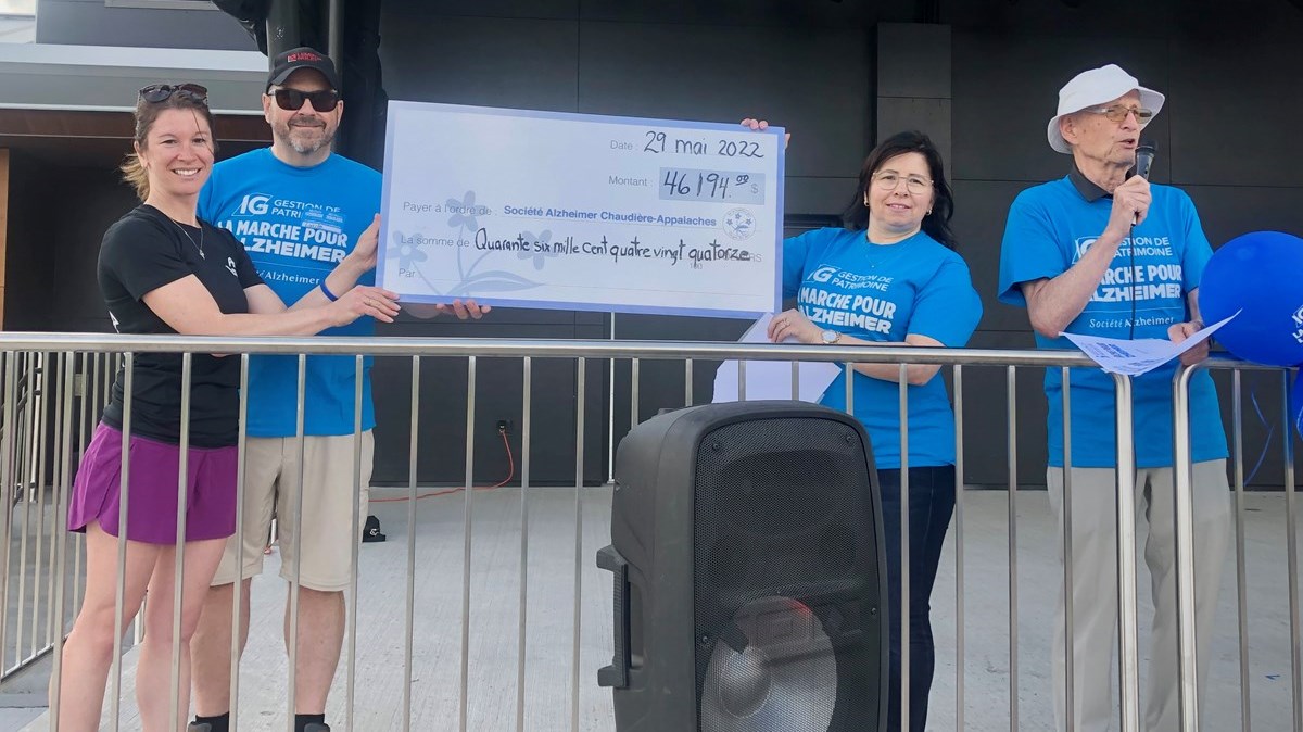 Une centaine de personnes marchent pour l'Alzheimer