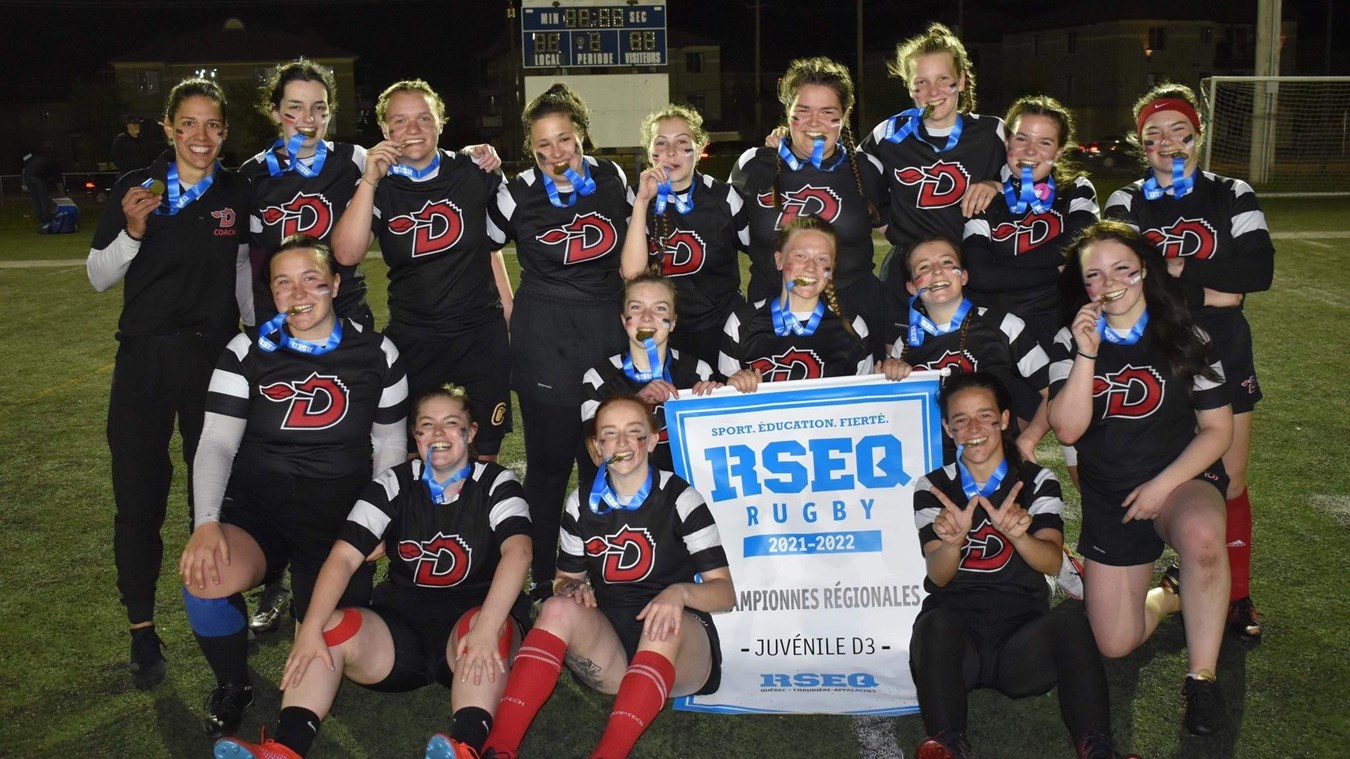 L'équipe de rugby féminine juvénile des Dragons championne de la RSEQ