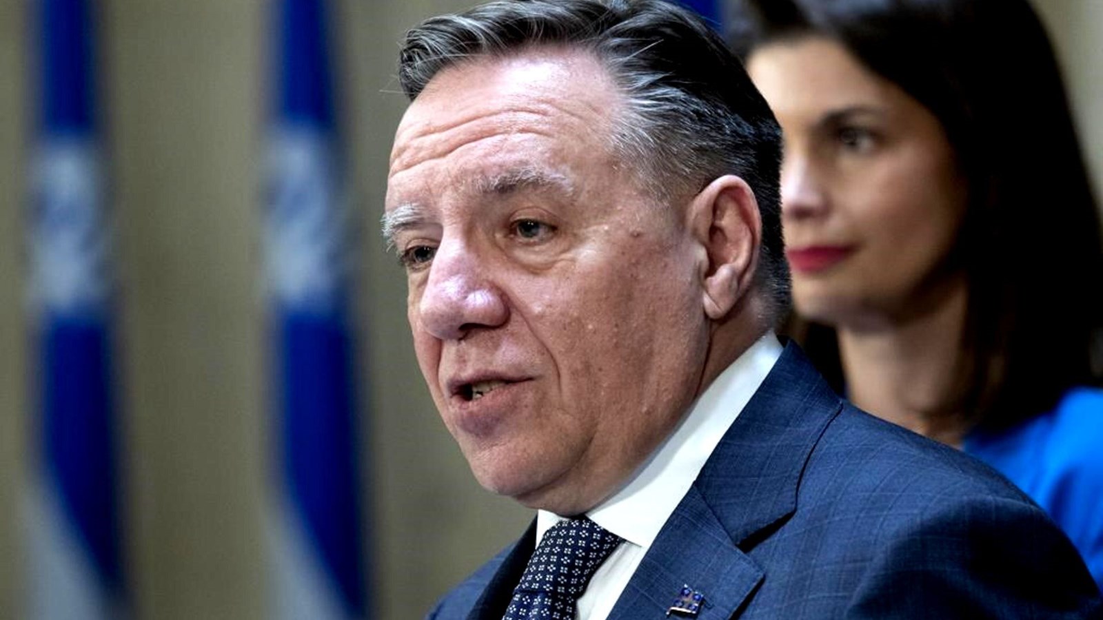 Sondage: les Québécois sont d'accord avec les chèques, selon Legault