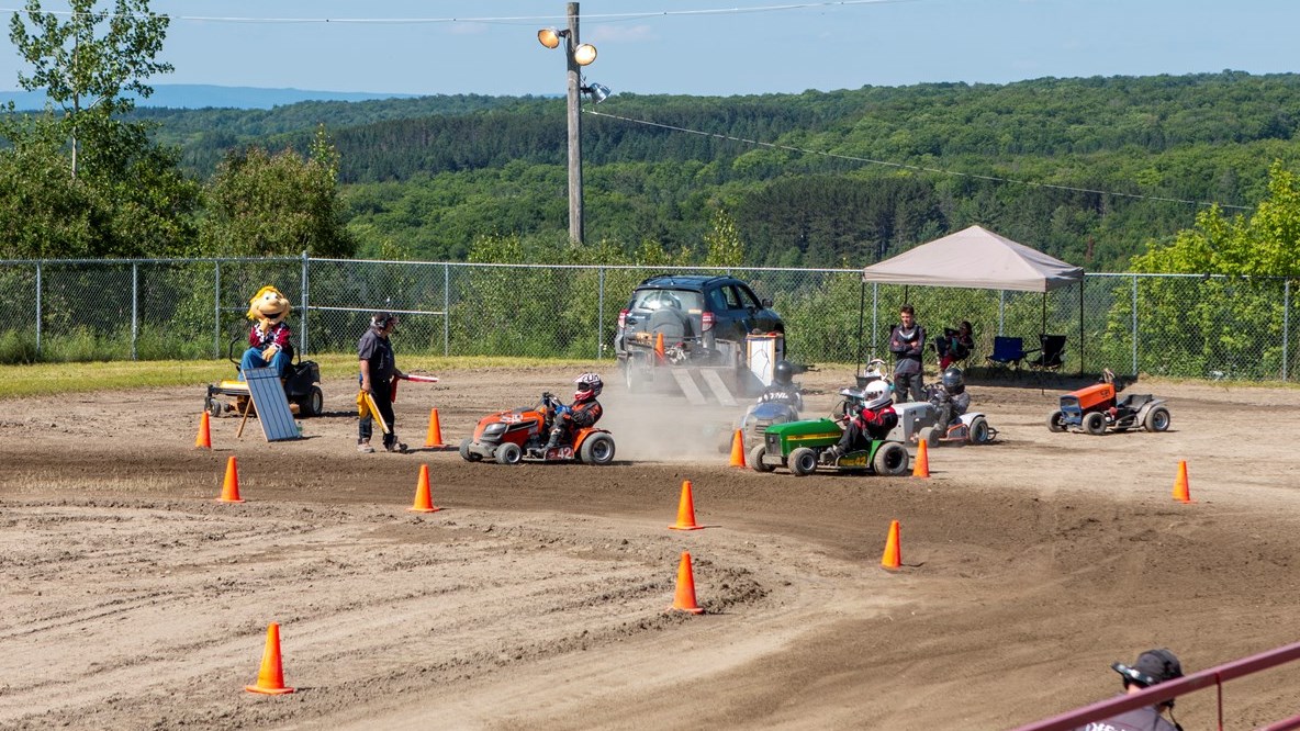 Retour en images sur les courses de tracteurs à gazon