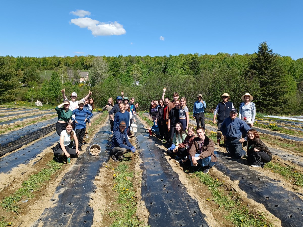 Des élèves de la polyvalente Saint-François dans les champs 