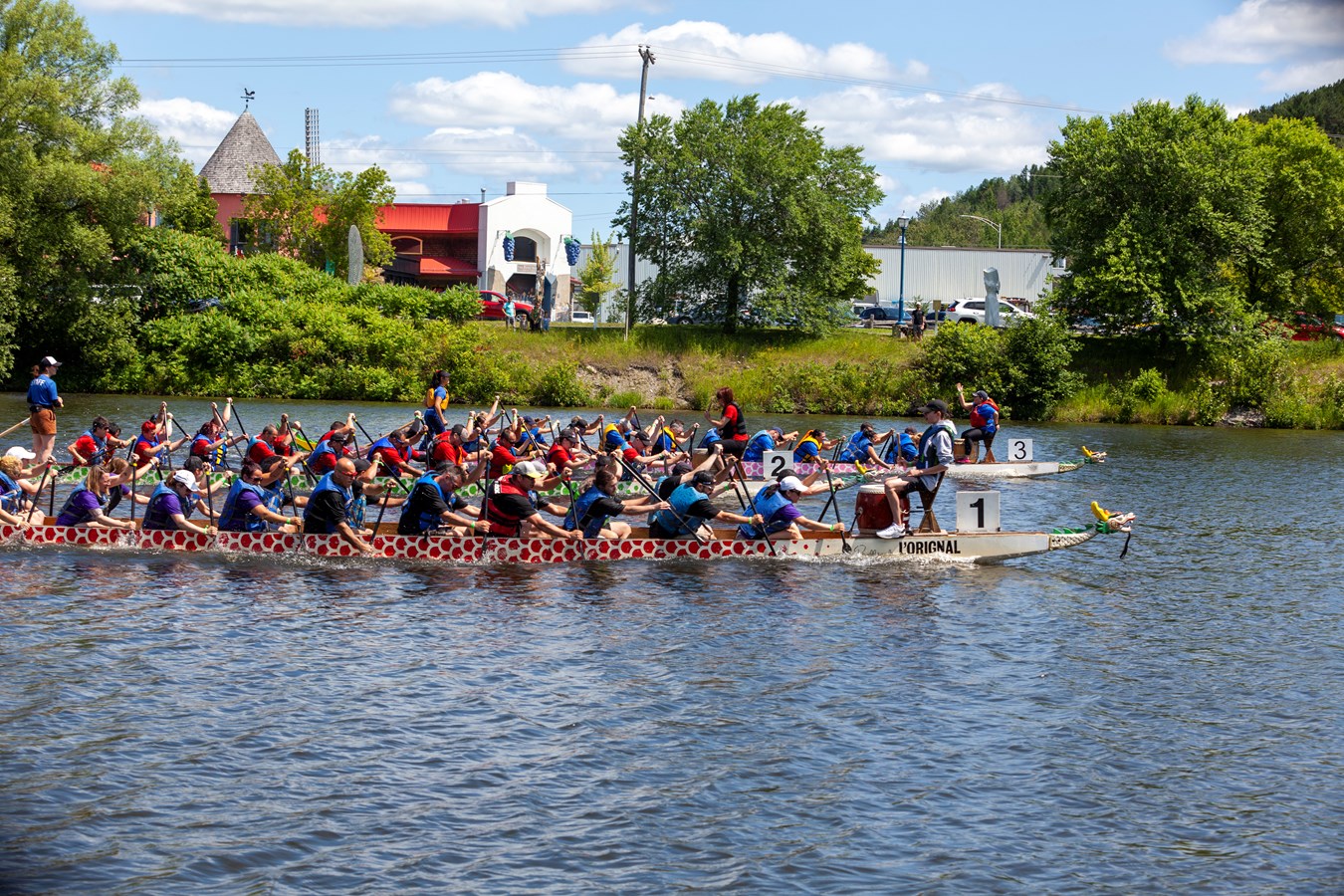 Près de 550 rameurs dans les bateaux-dragons à Saint-Georges