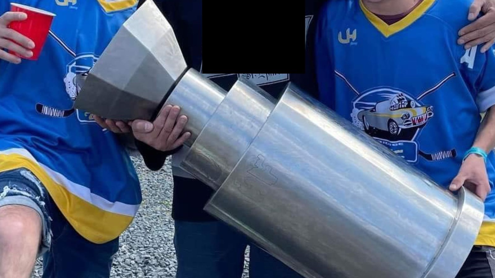 La coupe de la LHJABF détruite lors d'un party